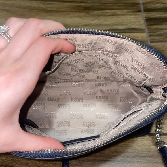 🎀Michael Kors Navy Blue Crossbody Bag! - Picture 5 of 9